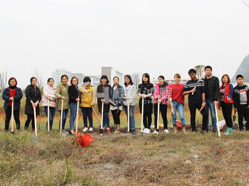 磨粉机厂家注重环保绿化，提倡环保，生产环保型磨粉设备，图为桂林AG恒峰磨粉机员工植树节进行植物活动。